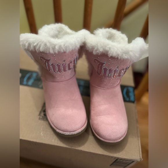 Juicy Couture Girls Cozy Faux Fur Rhinestone Boots - Picture 7 of 8
